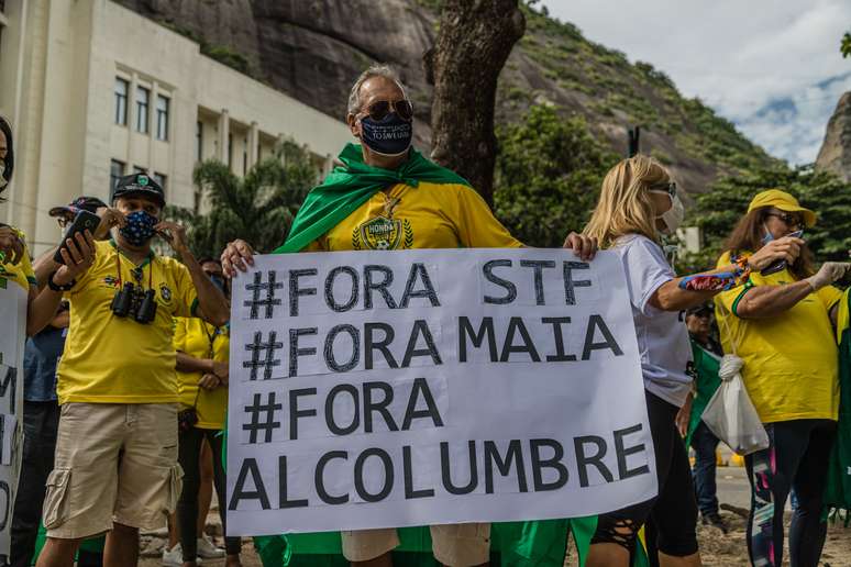 Apoiadores do presidente da República, Jair Bolsonaro, realizam manifestação diante da unidade militar da Escola de Comando e Estado-Maior do Exército (ECEME), na Praia Vermelha, na zona sul do Rio de Janeiro