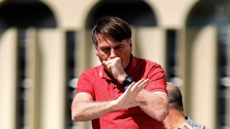 Bolsonaro tossiu durante discurso em ato