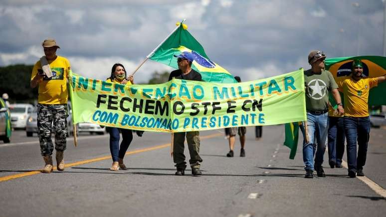 Ato na capital federal estava repleto de cartazes contra a democracia