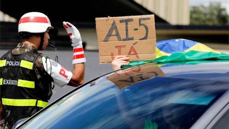 Manifestante pedindo volta do AI-5 em protesto em Brasília no domingo (20); PGR pediu inquérito para apurar protestos