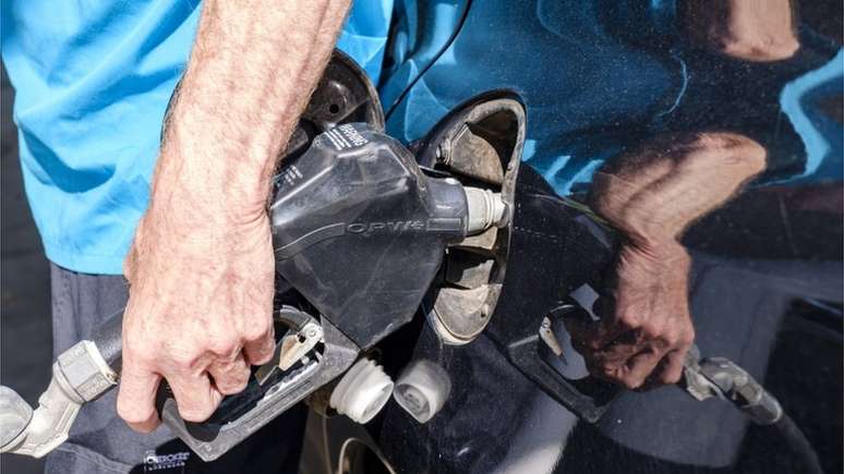 O pre&ccedil;o do petr&oacute;leo come&ccedil;ou a cair no in&iacute;cio da pandemia de coronav&iacute;rus, em mar&ccedil;o