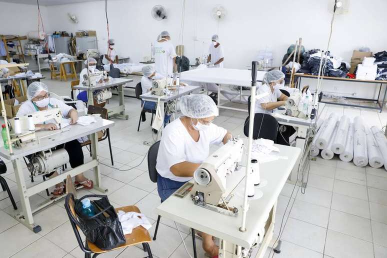 Costureiras de uma cooperativa em São José do Rio Preto obtêm renda fazendo máscaras para servidores da saúde do município.