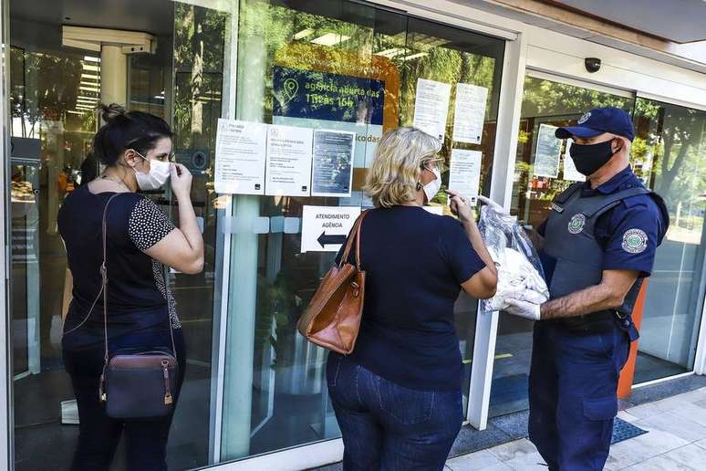 Guardas municipais distribuem máscaras doadas ao município em Santa Bárbara d'Oeste.