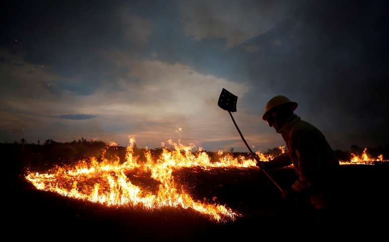 Funcionário do Ibama tenta controlar pontos críticos de incêndio nas terras índigenas de Tenharim Marmelos, na Amazônia
15/09/2019
REUTERS/Bruno Kelly
