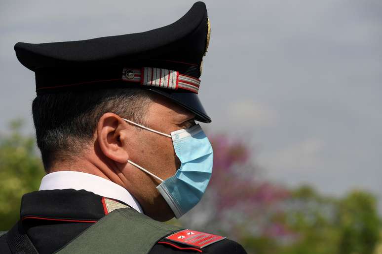 Carabinieri usa máscara de proteçãi em meio a pandemia de coronavírus em Roma
19/04/2020 REUTERS/Alberto Lingria