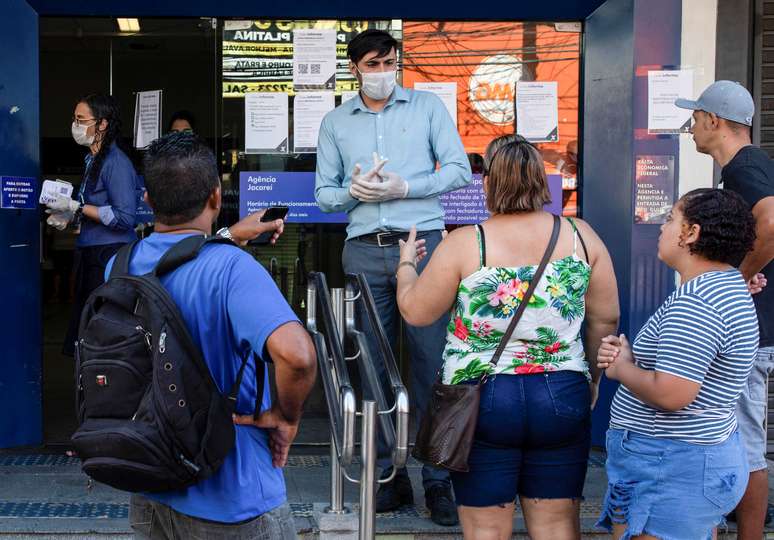 Pessoas formam fila em frente a banco em Jacareí (SP) para receber auxílio emergencial do governo 
15/04/2020
REUTERS/Roosevelt Cassio