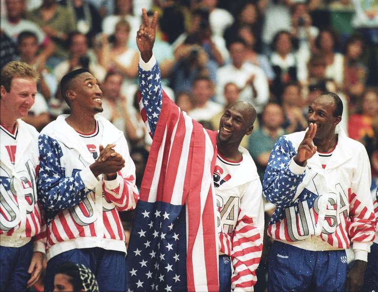Michael Jordan celebra com companheiros do "Dream Team" ouro ol&iacute;mpico em Barcelona 
08/08/1992
REUTERS/Ray Stubblebine