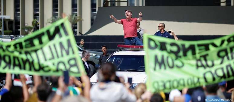 Em cima de uma caminhonete, Bolsonaro discursou para manifestantes que pediam uma intervenção militar