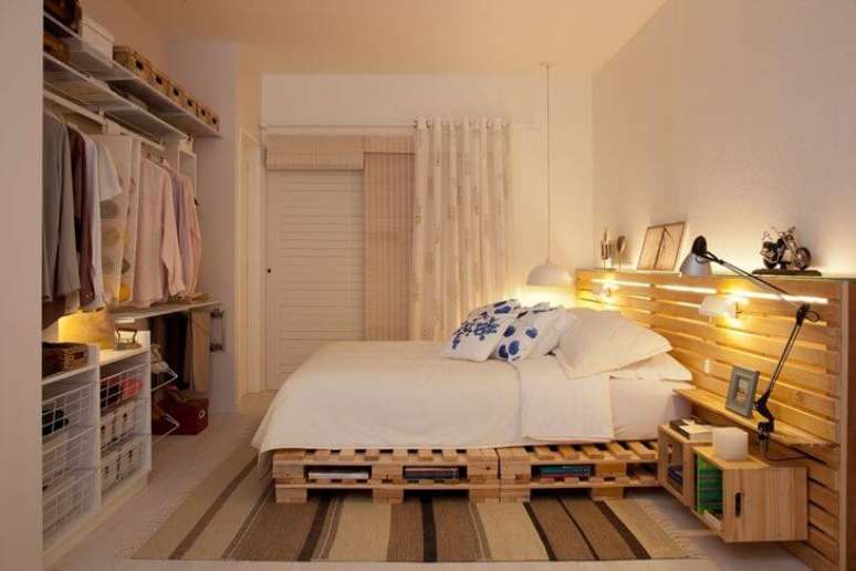 11. A cabeceira de cama de pallet com criado mudo auxilia na organização do quarto. Fonte: Pinterest