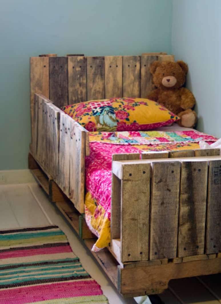 12. A cabeceira de cama de pallet e o suporte lateral protegem a criança na cama infantil. Fonte: Pinterest