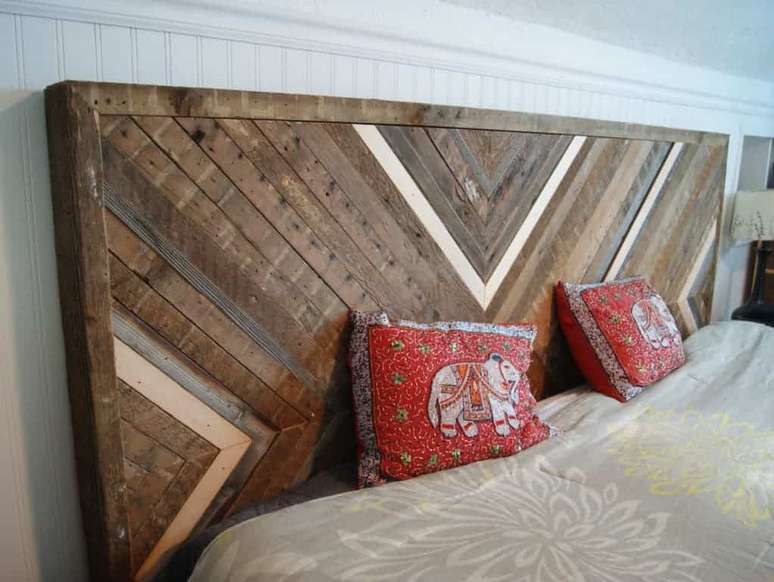 39. A cabeceira de pallet &eacute; uma op&ccedil;&atilde;o barata de decora&ccedil;&atilde;o. Fonte: Pinterest