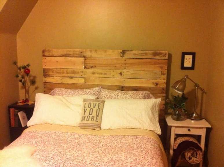 30. A cabeceira de pallet pode ser feita sob medida para o seu quarto. Fonte: Pinterest