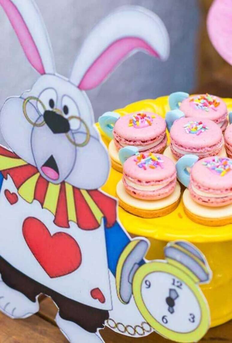 11. Doces bem coloridos são as melhores opções para Alice no País das Maravilhas festa infantil – Foto: Ultimas Decoração