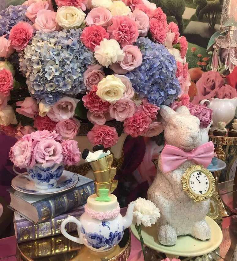 12. Arranjos de flores e detalhes lindos para decoração de festa de quinze anos Alice no País das Maravilhas – Foto: Casa Mágica Buffet