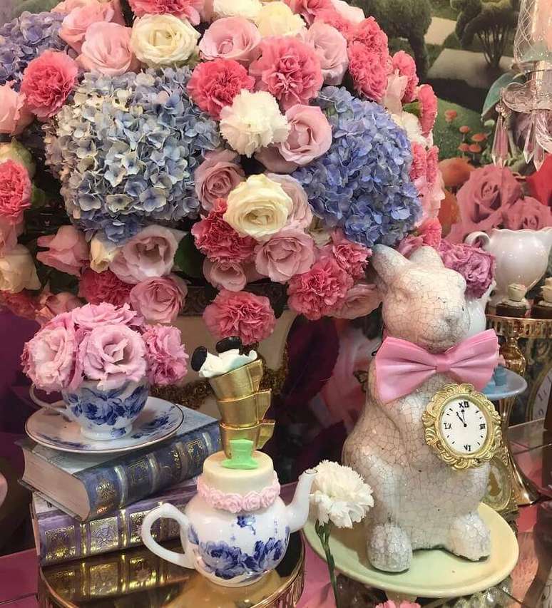 12. Arranjos de flores e detalhes lindos para decora&ccedil;&atilde;o de festa de quinze anos Alice no Pa&iacute;s das Maravilhas &ndash; Foto: Casa M&aacute;gica Buffet