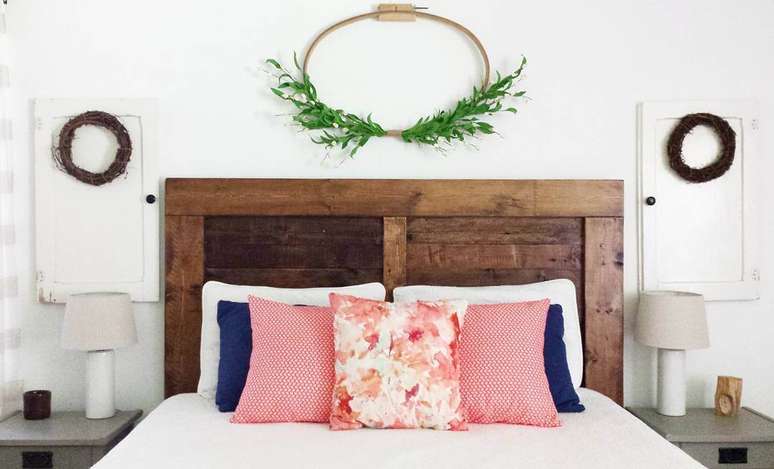 57. As almofadas coloridas trazem um toque de cor para o dormitório. Fonte: Pinterest
