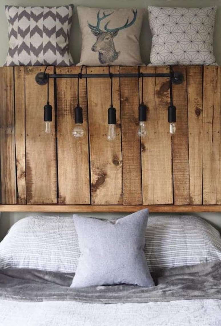 33. As l&acirc;mpadas e almofadas decoram a cabeceira de pallet. Fonte: Pinterest
