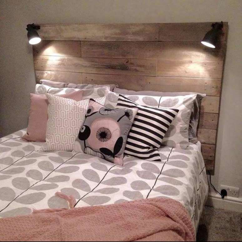 61. As lumin&aacute;rias embutidas na cabeceira de pallet trazem um ponto de luz para a cama. Fonte: Pinterest