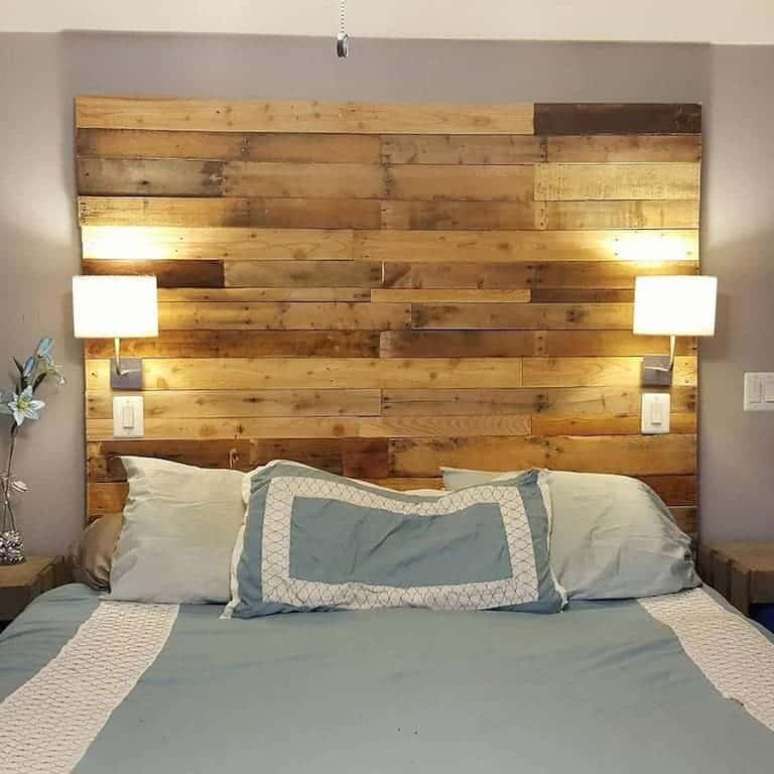 47. As lumin&aacute;rias trazem eleg&acirc;ncia para o quarto. Fonte: Pinterest