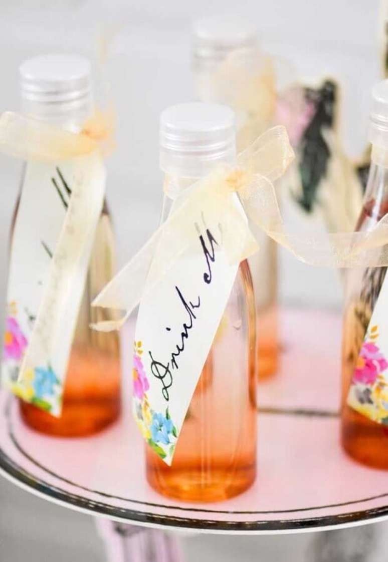 15. Bebidas em garrafas decoradas para festa de quinze anos Alice no Pa&iacute;s das Maravilhas &ndash; Foto: Pinterest