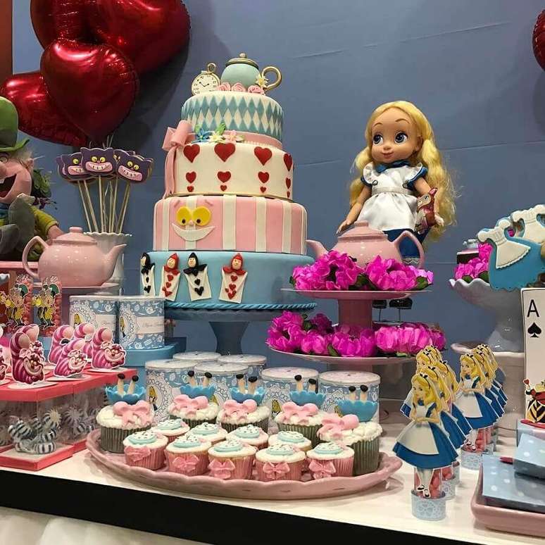 17. Bolo 4 andares e doces personalizados para Alice no País das Maravilhas festa infantil – Foto: Mix Festas