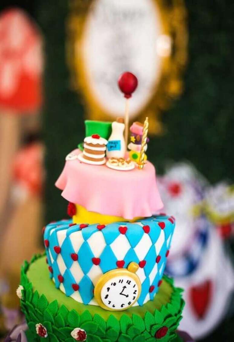 18. Invista em bolos personalizados com pasta americana para decoração de festa Alice no País das Maravilhas – Foto: Catch My Party