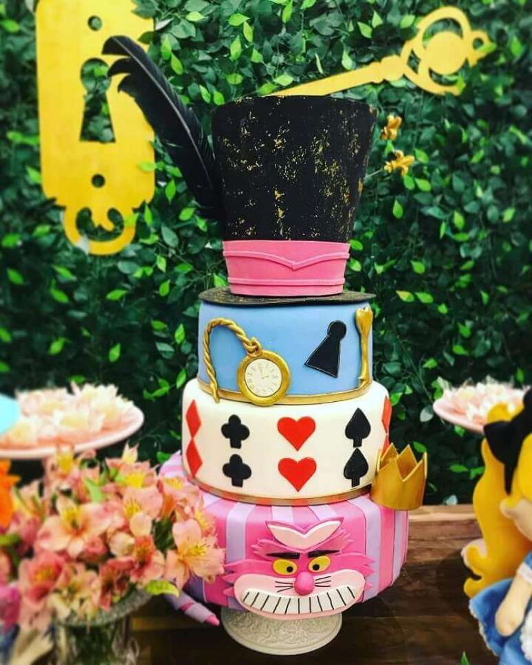 20. Lindo bolo personalizado para festa Alice no País das Maravilhas – Foto: Vilarejo Festas