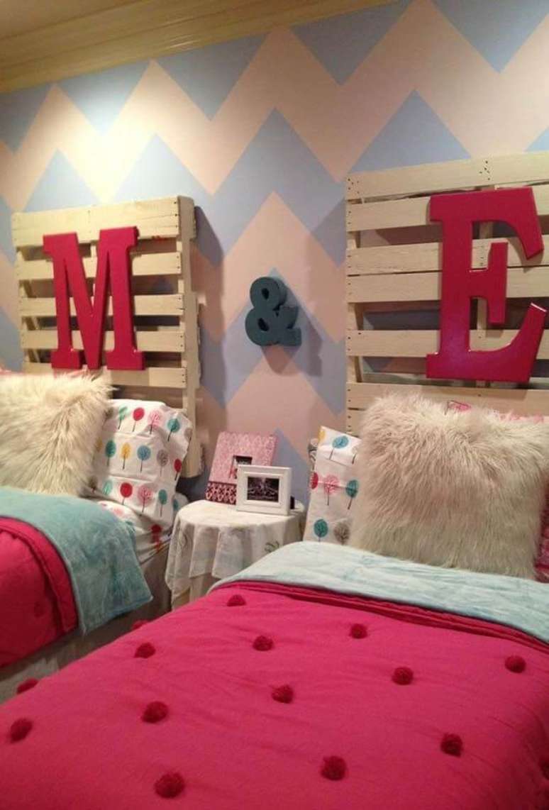 15. Cada cabeceira de cama com pallet recebeu a inicial do nome das crianças que dormem no quarto. Fonte: Pinterest