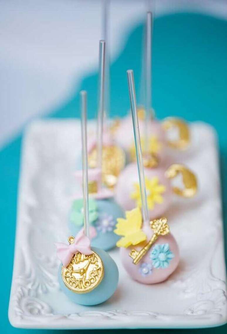 22. Cake pop personalizado para festa de quinze anos Alice no País das Maravilhas – Foto: Pinterest