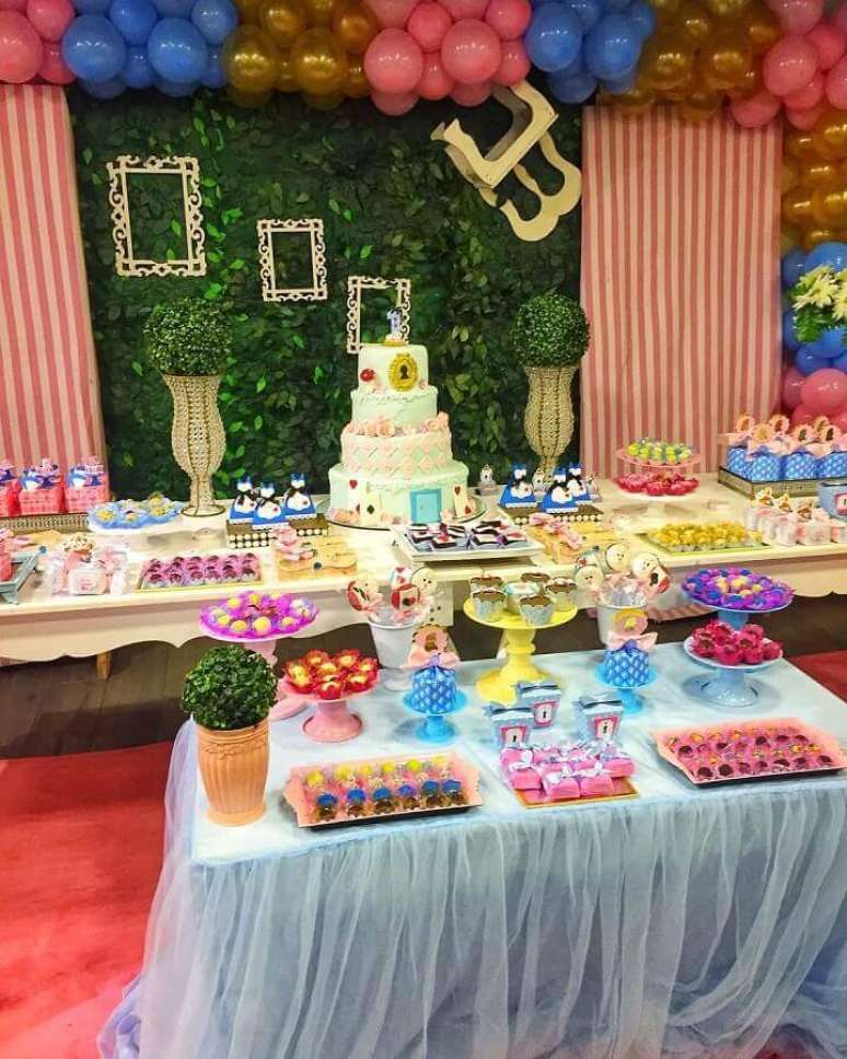 23. Decoração colorida com painel de folhagens para festa Alice no País das Maravilhas – Foto: Divinus Atelier