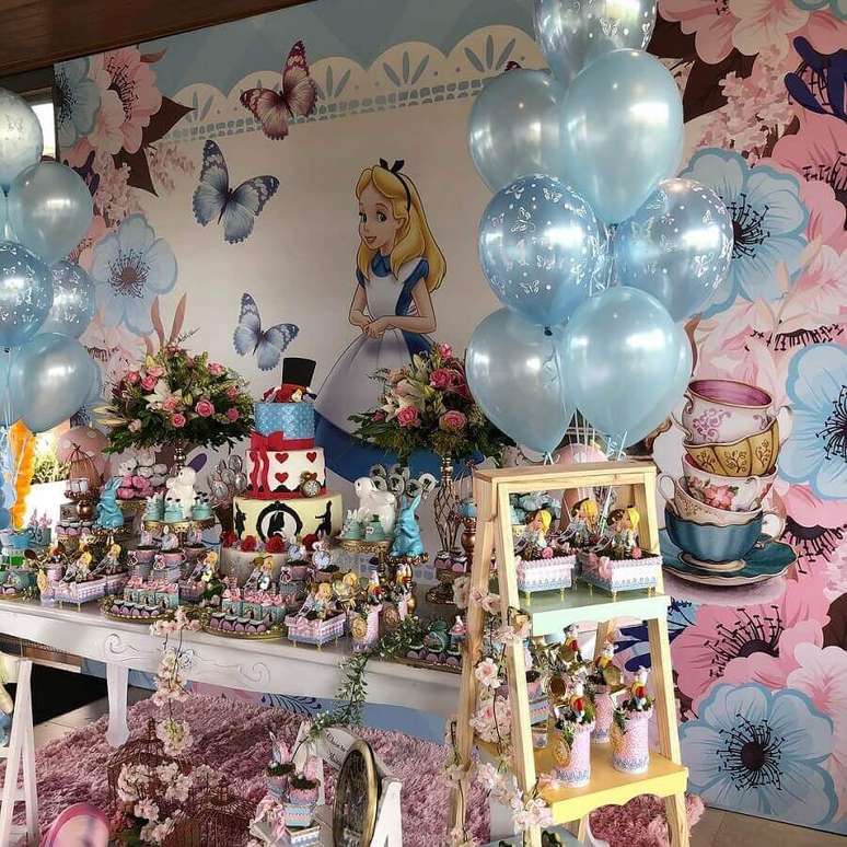 5. Decoração em azul e rosa para Alice no País das Maravilhas festa infantil – Foto: Iara Marinho