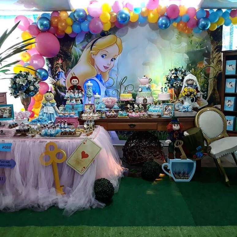 8. Invista em uma decoração bem divertida para a Alice no País das Maravilhas festa infantil – Foto: Espaço Le Petit Festas