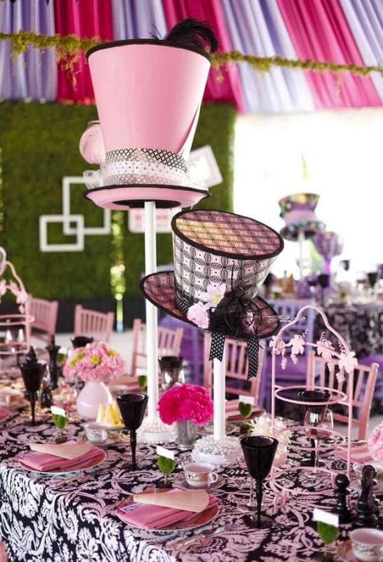 24. Chap&eacute;us tamb&eacute;m podem ser usados para fazer a decora&ccedil;&atilde;o de festa Alice no Pa&iacute;s das Maravilhas &ndash; Foto: Iconic Event Studios