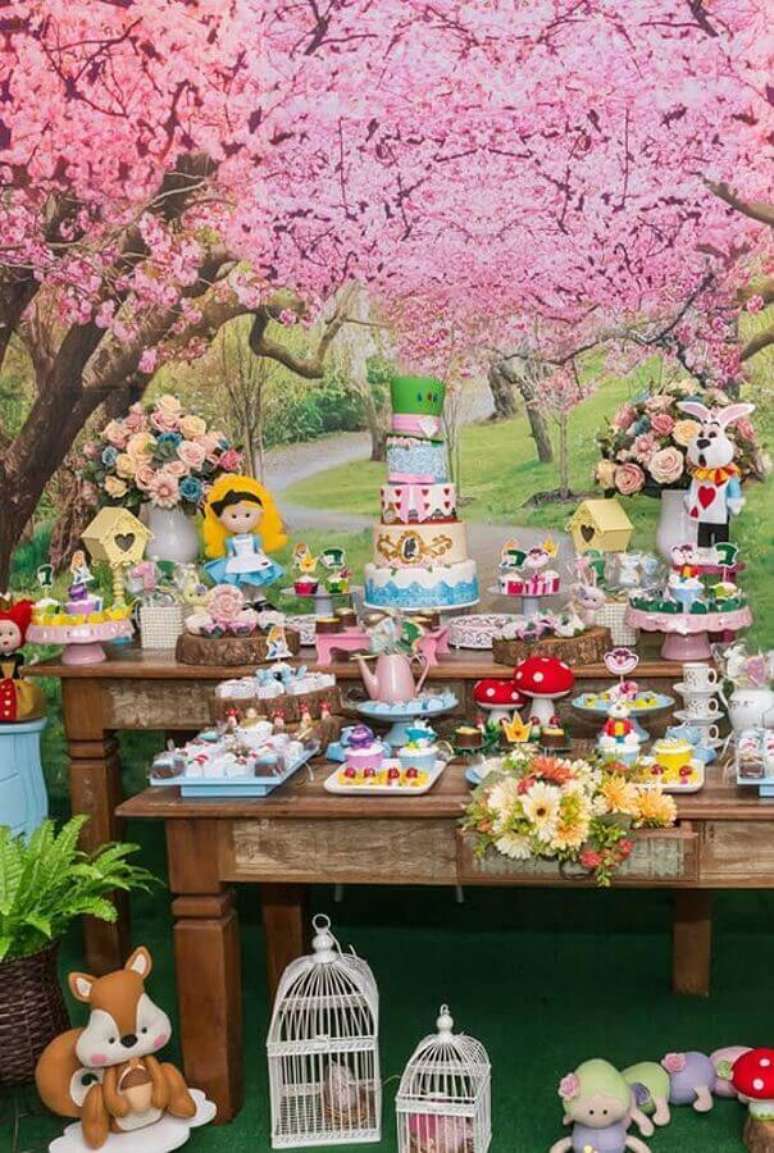 2. O painel com muitas flores deu um toque mágico na decoração de Festa Alice no País das Maravilhas – Foto: Ultimas Decoração