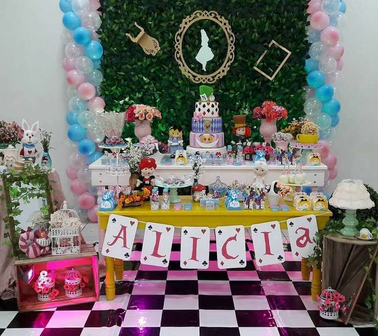 25. Decoração de festa Alice no País das Maravilhas simples com tapete preto e branco quadriculado – Foto: Ultimas Decoração