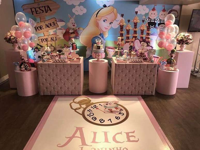 30. Decora&ccedil;&atilde;o cor de rosa para Alice no Pa&iacute;s das Maravilhas festa infantil &ndash; Foto: Hopi Casa de Festa