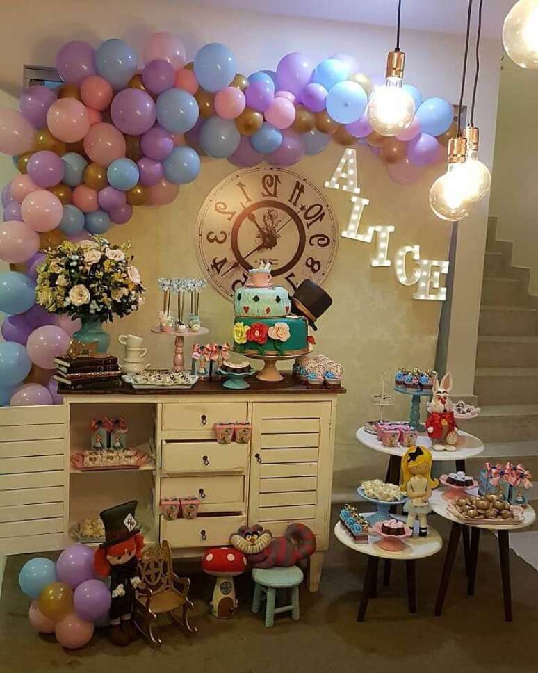 32. Decora&ccedil;&atilde;o de festa Alice no Pa&iacute;s das Maravilhas simples com arranjo de bexigas coloridas &ndash; Foto: Jardim Secreto Festas