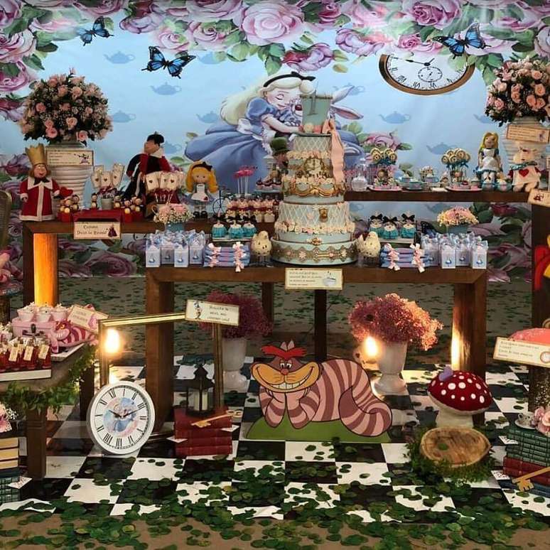 34. Festa de quinze anos Alice no País das Maravilhas decorada com bolo personalizado e muitas rosas – Foto: Happy Fest