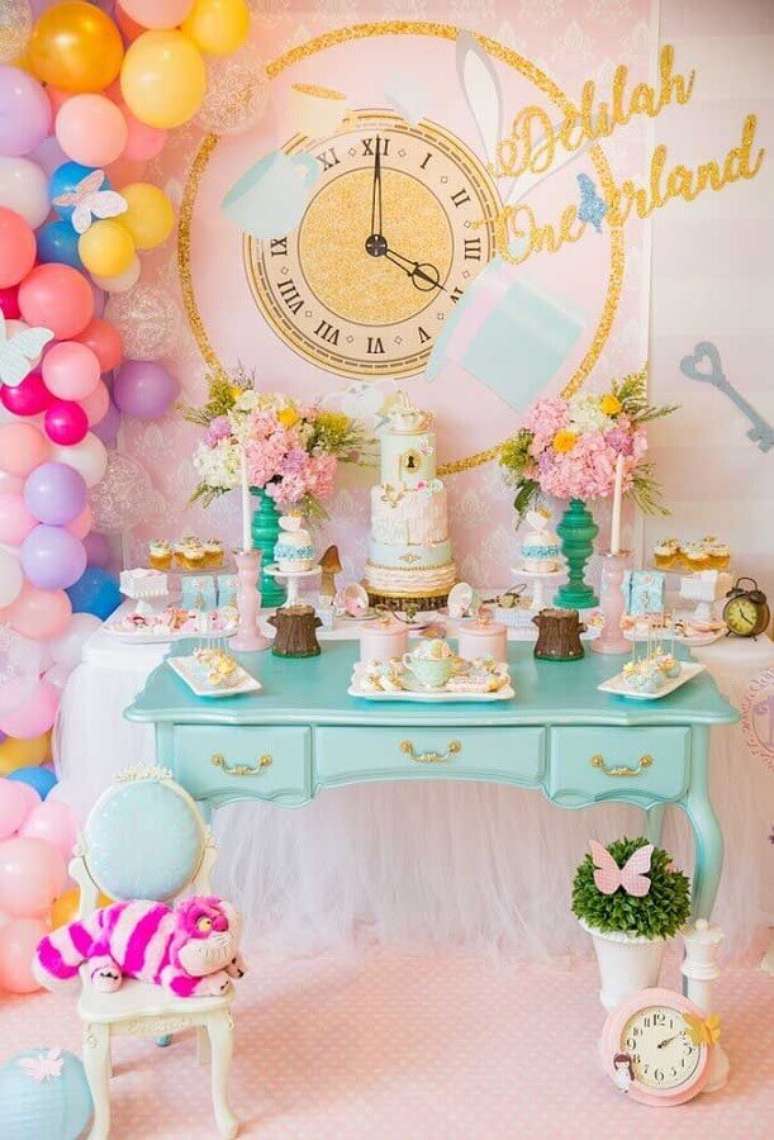35. Decoração delicada em tons pastéis e com balões coloridos para festa Alice no País das Maravilhas – Foto: Catch My Party