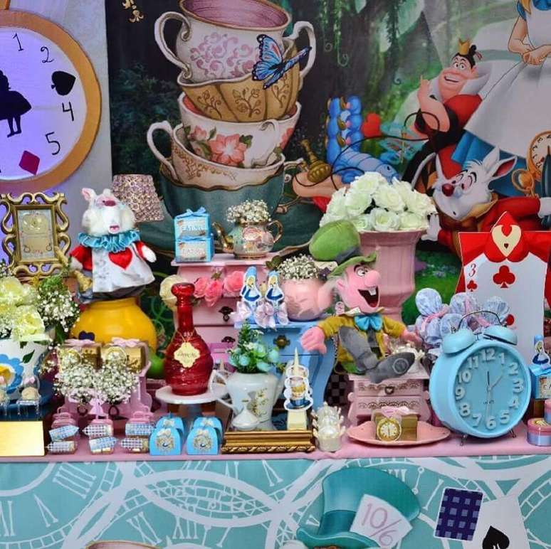 36. Alice no Pa&iacute;s das Maravilhas festa infantil decorada com muitos detalhes coloridos e bonecos dos personagens &ndash; Foto: ChicChicChic