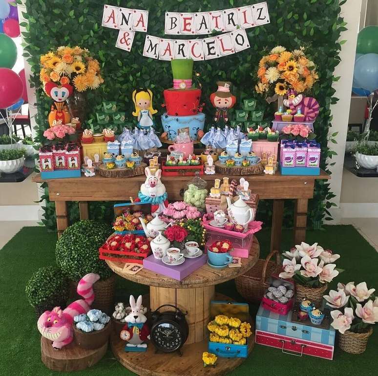 3. N&atilde;o deixe de fora os personagens principais da decora&ccedil;&atilde;o de festa Alice no Pa&iacute;s das Maravilhas &ndash; Foto: Ateli&ecirc; Molekinha Arteira