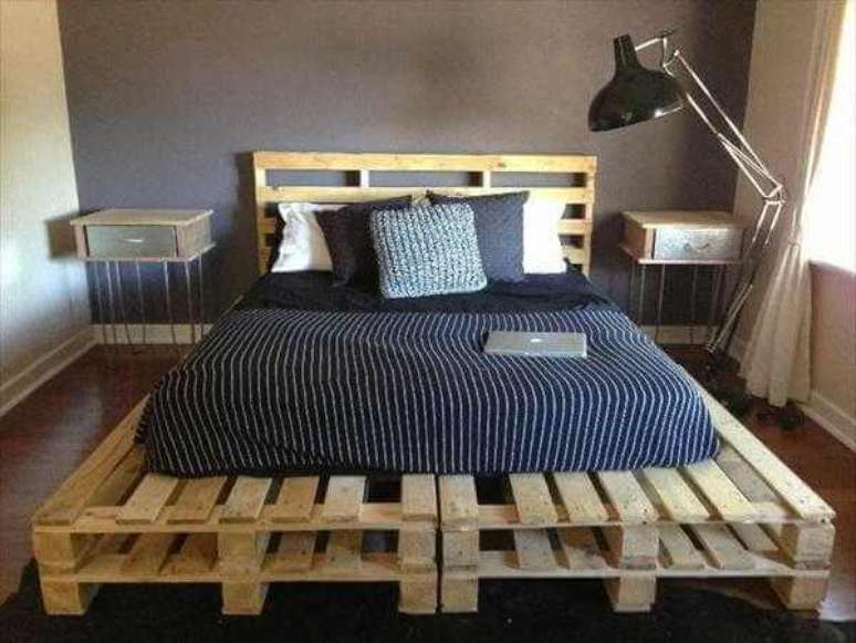 21. Decora&ccedil;&atilde;o simples feita com cama e cabeceira de pallet. Fonte: Pinterest