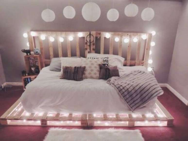 26. Decore com pisca pisca sua cabeceira de pallet. Fonte: Pinterest