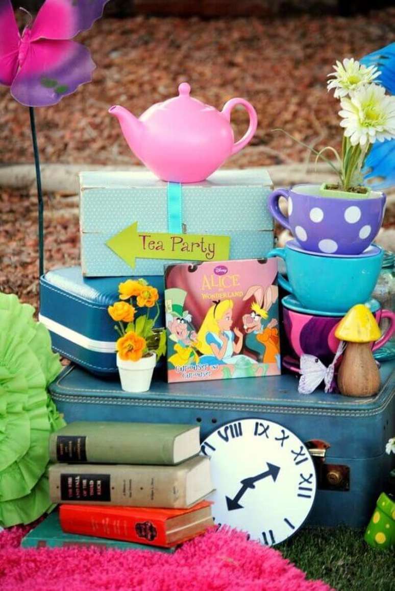 41. Livros, bules e xícaras podem ser usados para incrementar a decoração de festa Alice no País das Maravilhas – Foto: The Cake Boutique