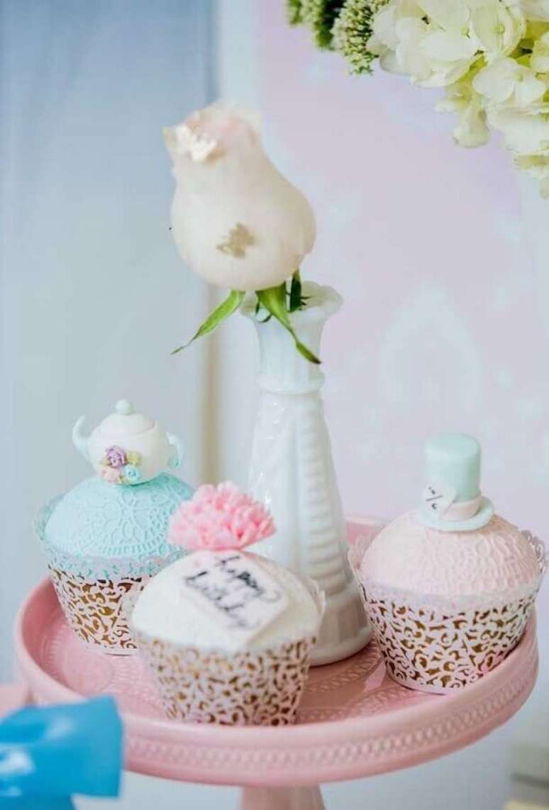 42. Delicados doces decorados para festa Alice no Pa&iacute;s das Maravilhas &ndash; Foto: Ultimas Decora&ccedil;&atilde;o