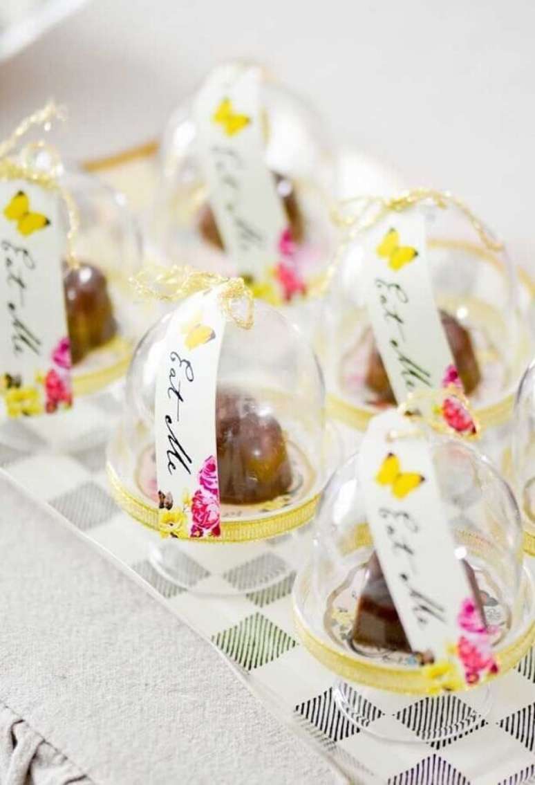 43. Lindos doces decorados dentro de mini redomas para festa de quinze anos Alice no País das Maravilhas – Foto: Pinterest