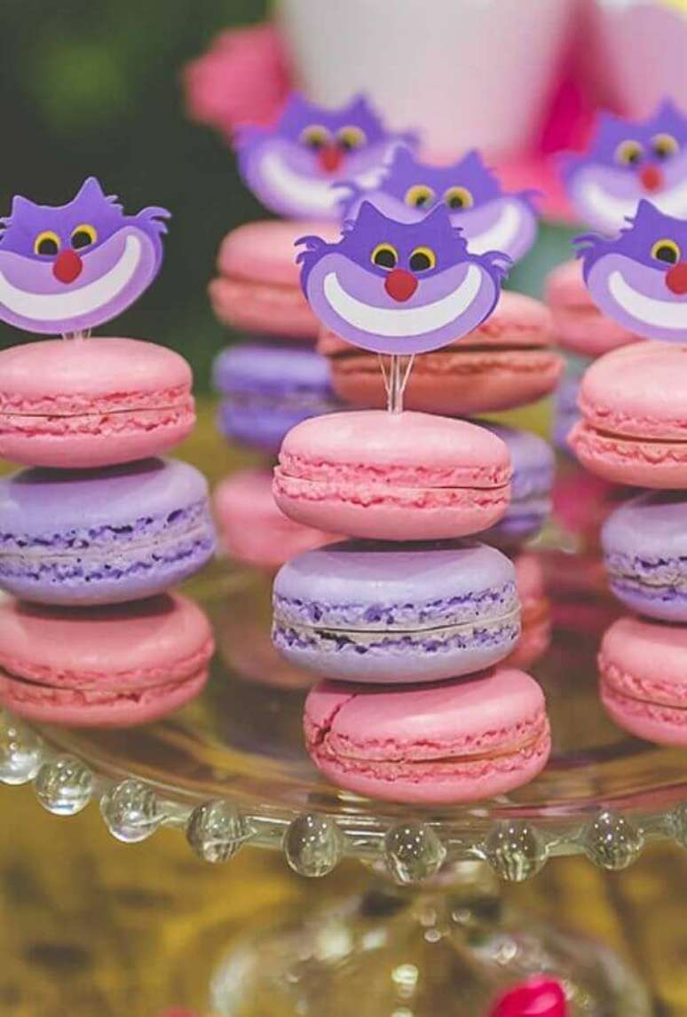 48. Alice no Pa&iacute;s das Maravilhas festa infantil com macarons rosa e lil&aacute;s decorados com rostinho do gato sorridente &ndash; Foto: Ultimas Decora&ccedil;&atilde;o