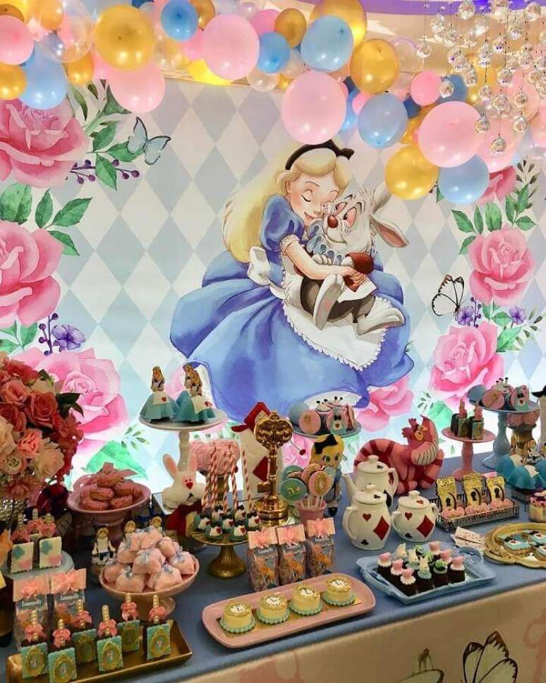 49. Painel decorado com arco de balões para festa Alice no País das Maravilhas com mesa repleta de doces personalizados – Foto: Kamila Barreira Festas