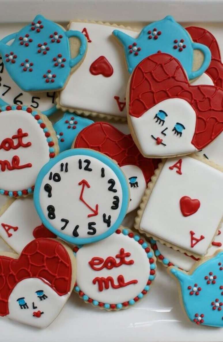 51. Doces personalizados com elementos da hist&oacute;ria para decora&ccedil;&atilde;o de festa Alice no Pa&iacute;s das Maravilhas &ndash; Foto: Ultimas Decora&ccedil;&atilde;o