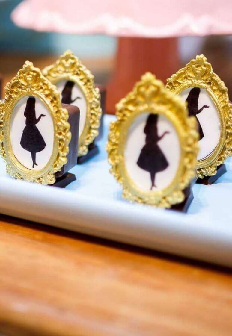 52. Docinhos decorados para festa de quinze anos Alice no Pa&iacute;s das Maravilhas &ndash; Foto: Pinterest